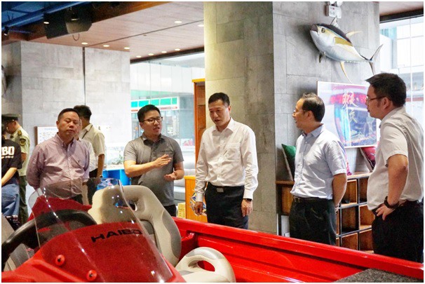 寧波市委常委、北侖區委書記梁群蒞臨有質生活館考察指導---鄭丹.jpg