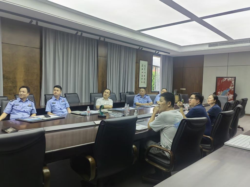 北侖區(qū)副區(qū)長(zhǎng)、公安局長(zhǎng)龔建波一行走訪海伯集團(tuán).jpg